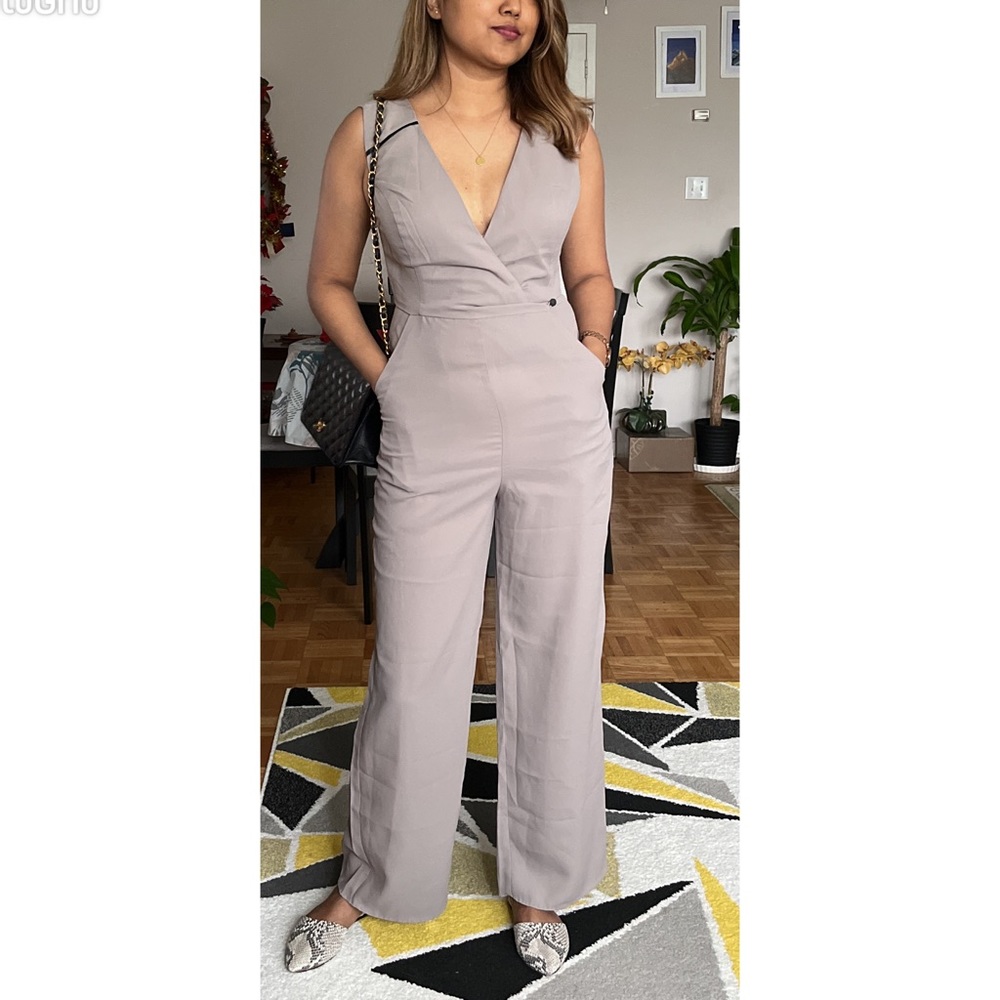 V neck sleeveless jumpsuit